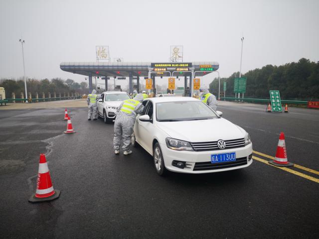 省交控集團(tuán)全面打響以“高速公路收費(fèi)站、服務(wù)區(qū)和客運(yùn)站場” 等為主戰(zhàn)場的疫情防控阻擊戰(zhàn)。_調(diào)整大小.jpg