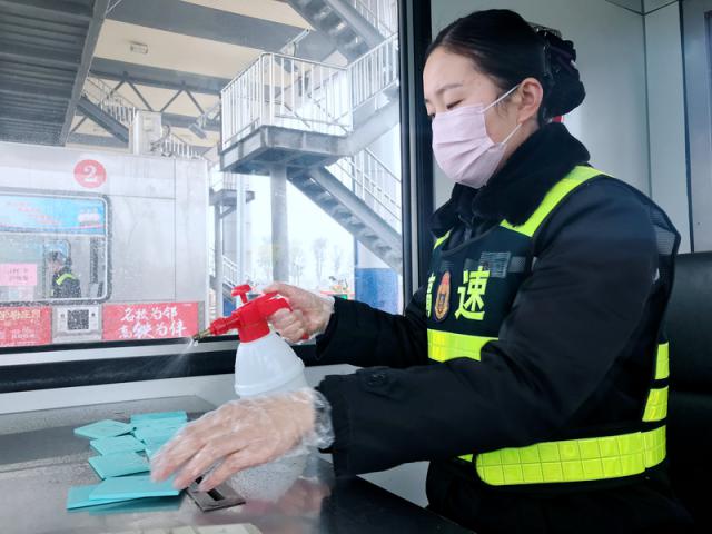 一線員工配備口罩、手套等防護(hù)用品堅(jiān)守崗位，同時(shí)做好辦公、生活區(qū)域及CPC卡的消毒。_調(diào)整大小.png