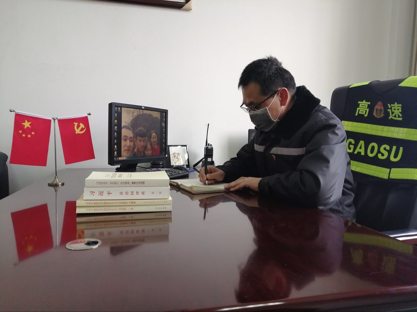 界阜蚌公司利辛東站青年團員積極做宣傳志愿者，在收費廣場發(fā)放“知艾防艾宣傳單”，營造良好的艾滋病防治社會環(huán)境。.jpg