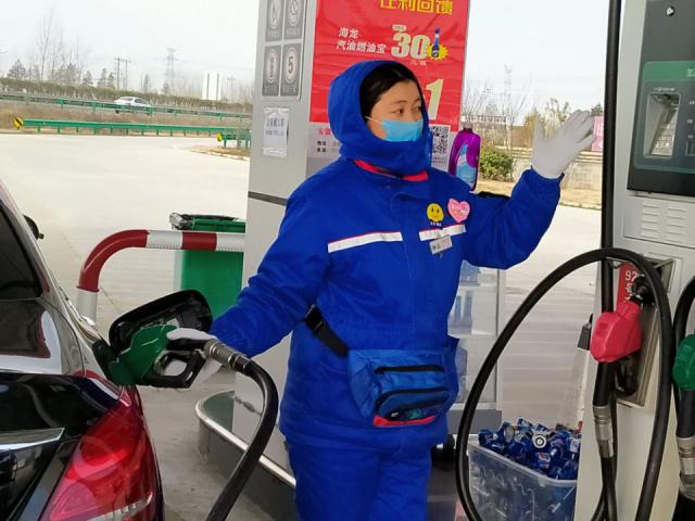 不忘初心，孕媽媽用愛服務不后退-鳳臺站高引引正在進行加油服務.jpg