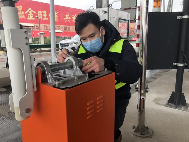 淮南站的青年團員方山山堅守一線當(dāng)好機電設(shè)備的醫(yī)生，保障機電設(shè)備健康運轉(zhuǎn)01.jpg