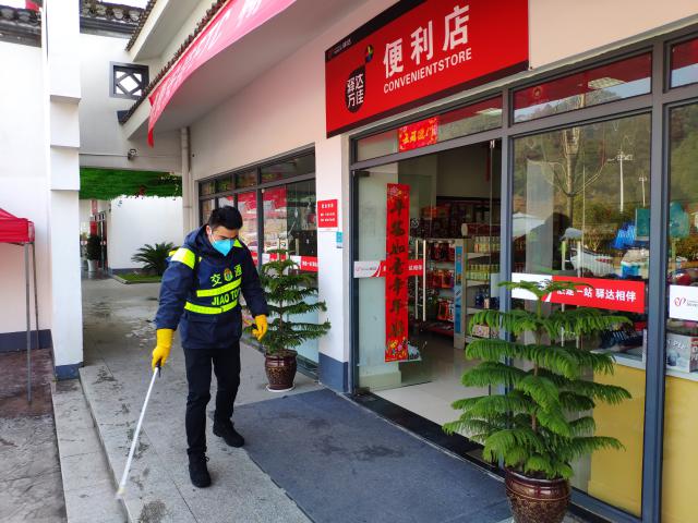 牯牛降服務區(qū)正在消毒.jpg