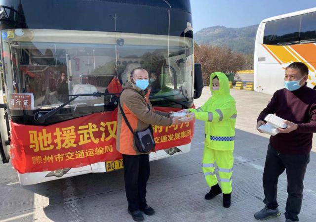處于皖鄂省界的長嶺關服務區(qū)為馳援武漢的應急物資運輸車輛提供服務.jpg