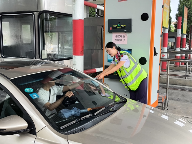 9月15日，中秋小長(zhǎng)假首日，雙廟收費(fèi)站入口車流激增，站內(nèi)組織人員積極做好道口保通保暢工作。.jpg