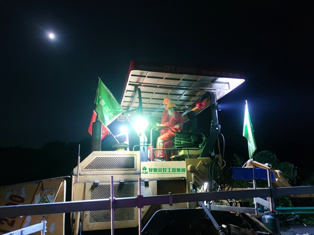 9 月 14 日，安徽交工集團(tuán)廣德至宣城段改擴(kuò)建工程07標(biāo)項(xiàng)目施工人員正在進(jìn)行路面銑刨攤鋪?zhàn)鳂I(yè)。.jpg